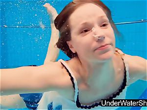 jaw-dropping and super-hot teen Avenna in the pool